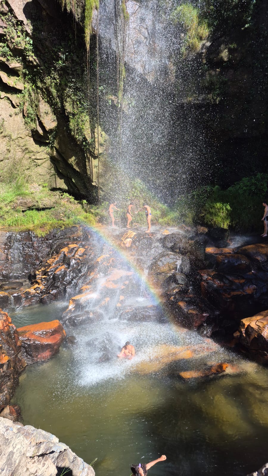 Cachoeira com arco-íris na Chapada dos Veadeiros