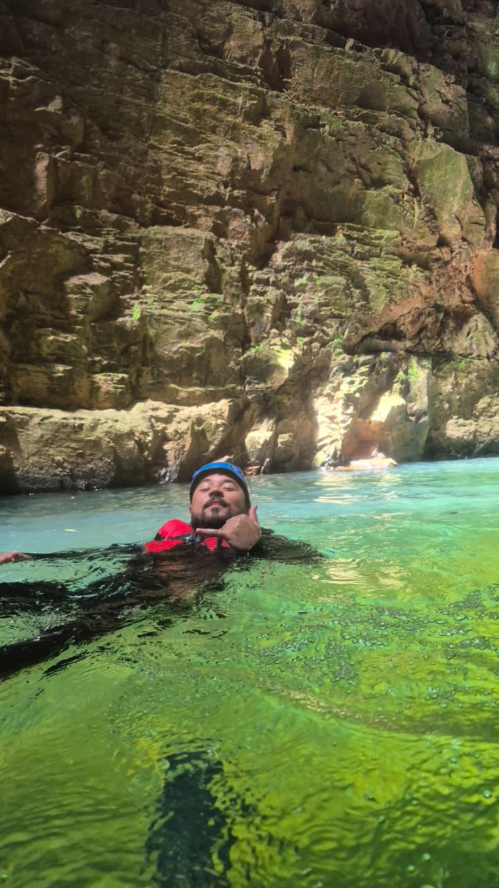 Cânion com águas cristalinas na Chapada
