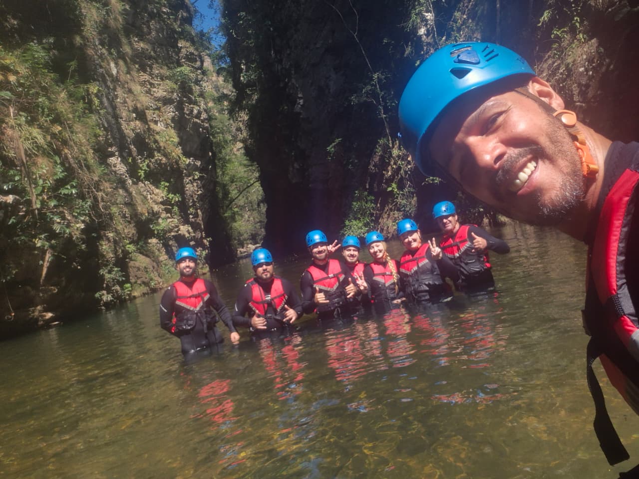 Filipe com grupo de viajantes na Chapada dos Veadeiros